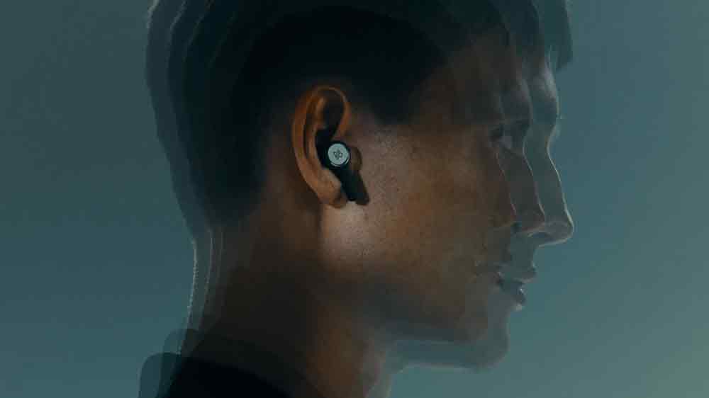 Muž má v uchu slúchadlo_02